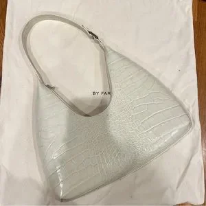 By Far Amber クロコエンボス ショルダーバッグ By Far Amber クロコエンボス ショルダーバッグの通販 by Rika